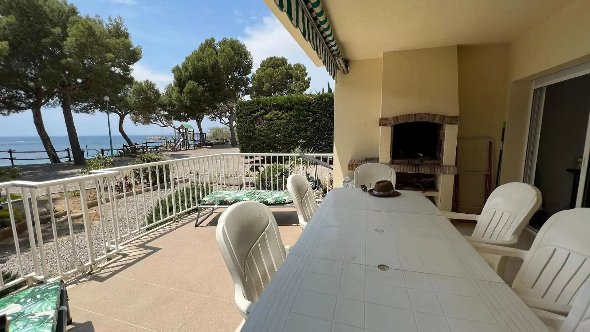 Apartamento En Primera Linea Con Acceso Directo A La Playa En La Almadrava Roses